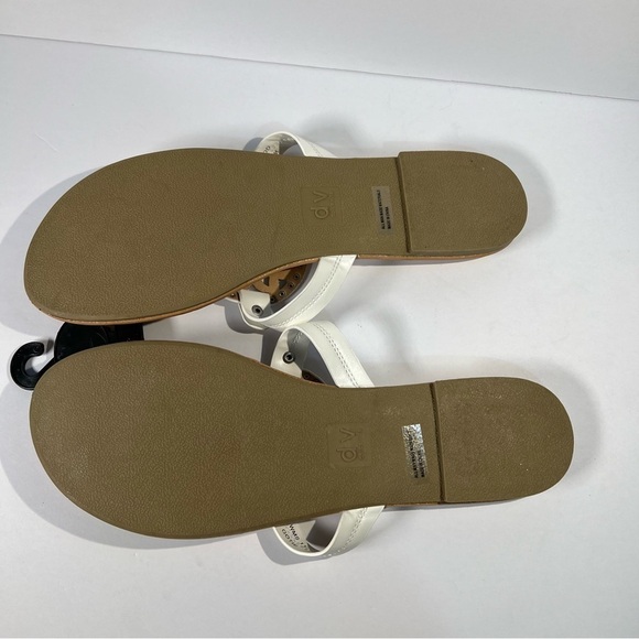 New Dolce Vita Gotie white laser cut studded thong sandal, women’s size 11. - Picture 3 of 5